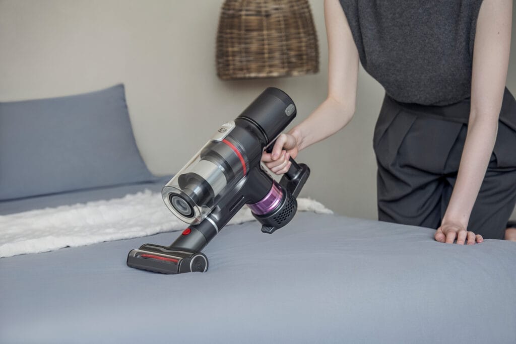 Mite droppings are considered to be a trigger for numerous allergies. With the mattress and upholstery motor brush of the Evolux max, you have the option of deep cleaning.